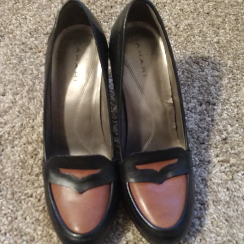 Leather black and tan pump